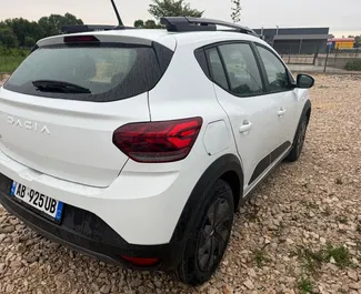 在 在阿尔巴尼亚 租赁 Dacia Sandero Stepway 2024 汽车，特点包括 ✓ 使用 Petrol 燃料和 90 马力 ➤ 起价 17 EUR 每天。