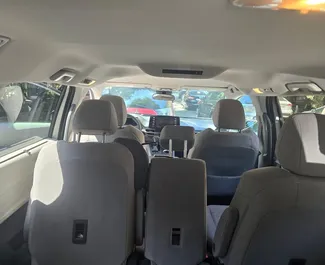 Toyota Sienna 2023 的 Petrol 2.5L 发动机，在 在第比利斯 出租。