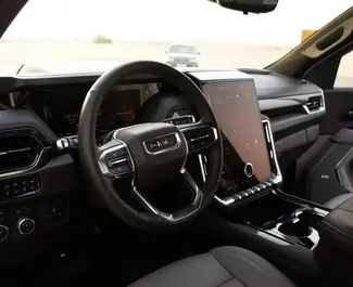 在 阿联酋 租赁 GMC Yukon 2025 汽车，特点包括 ✓ 使用 Petrol 燃料和 600 马力 ➤ 起价 650 AED 每天。
