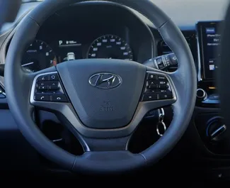 Hyundai Accent 2021 的 Petrol 1.6L 发动机，在 在阿拉木图 出租。