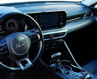 在 在哈萨克斯坦 租赁 Kia K5 2020 汽车，特点包括 ✓ 使用 Petrol 燃料和 200 马力 ➤ 起价 39000 KZT 每天。