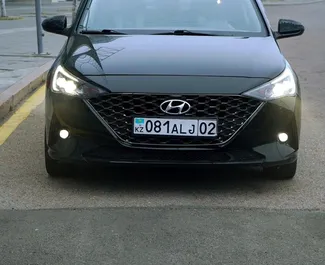 租赁 Hyundai Accent 的正面视图，在阿拉木图, 哈萨克斯坦 ✓ 汽车编号 #14733。✓ Automatic 变速箱 ✓ 0 评论。
