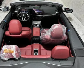 BMW 420i Cabrio 2025 的 Petrol 2.5L 发动机，在 在迪拜 出租。