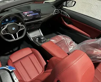 在 阿联酋 租赁 BMW 420i Cabrio 2025 汽车，特点包括 ✓ 使用 Petrol 燃料和 350 马力 ➤ 起价 450 AED 每天。