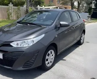 租赁 Toyota Yaris 的正面视图，在迪拜, 阿联酋 ✓ 汽车编号 #14762。✓ Automatic 变速箱 ✓ 0 评论。