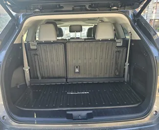 在 在格鲁吉亚 租赁 Toyota Highlander 2023 汽车，特点包括 ✓ 使用 Petrol 燃料和 100 马力 ➤ 起价 210 GEL 每天。