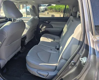 Toyota Highlander 内饰，在格鲁吉亚 出租。一辆优秀的 7 座位车，配备 Automatic 变速箱。