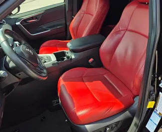Toyota Rav4 内饰，在格鲁吉亚 出租。一辆优秀的 5 座位车，配备 Automatic 变速箱。