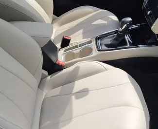 在 阿联酋 租赁 MG 5 2024 汽车，特点包括 ✓ 使用 Petrol 燃料和 140 马力 ➤ 起价 130 AED 每天。