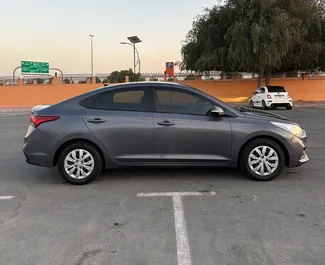 在 阿联酋 租赁 Hyundai Accent 2022 汽车，特点包括 ✓ 使用 Petrol 燃料和 140 马力 ➤ 起价 130 AED 每天。