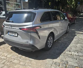Toyota Sienna 2023 搭载 All wheel drive 系统，在第比利斯 可用。