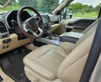 Ford F150 2020 在 在明斯克 可租赁，具有 300 km/day 里程限制。