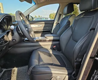 Genesis GV70 2023 在 在明斯克 可租赁，具有 300 km/day 里程限制。