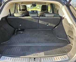 Genesis GV70 2023 搭载 All wheel drive 系统，在明斯克 可用。