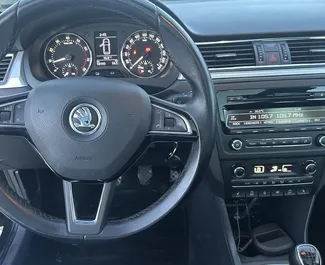 Skoda Rapid Spaceback 2016 的 Petrol 1.2L 发动机，在 地拉那机场 出租。