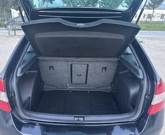 Skoda Rapid Spaceback 2016 在 地拉那机场 可租赁，具有 unlimited 里程限制。