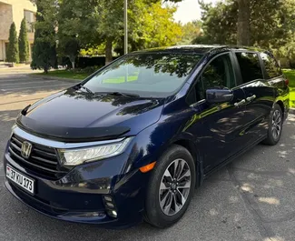 租赁 Honda Odyssey 的正面视图，在埃里温, 亚美尼亚 ✓ 汽车编号 #14834。✓ Automatic 变速箱 ✓ 1 评论。
