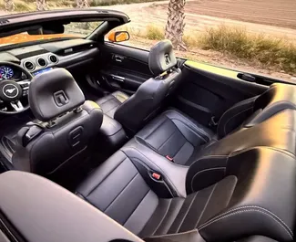 Ford Mustang Cabrio 2021 的 Petrol L 发动机，在 在阿利坎特 出租。