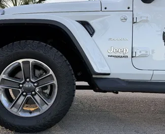 Jeep Wrangler Sahara 2022 的 Petrol 3.6L 发动机，在 在阿利坎特 出租。