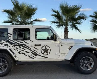 Jeep Wrangler Sahara 2022 在 在阿利坎特 可租赁，具有 250 km/day 里程限制。