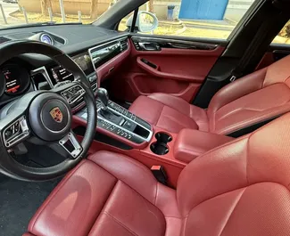 Porsche Macan S 2022 的 Petrol 3.0L 发动机，在 在阿利坎特 出租。