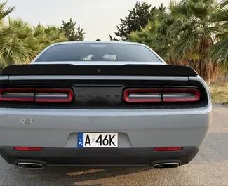 在 在西班牙 租赁 Dodge Challenger 2020 汽车，特点包括 ✓ 使用 Petrol 燃料和 305 马力 ➤ 起价 100 EUR 每天。