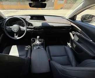 Mazda CX-30 2022 的 Petrol 2.0L 发动机，在 在阿利坎特 出租。