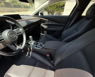 Mazda CX-30 内饰，在西班牙 出租。一辆优秀的 5 座位车，配备 Automatic 变速箱。