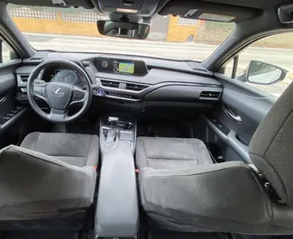 Lexus UX 2020 在 在阿利坎特 可租赁，具有 250 km/day 里程限制。