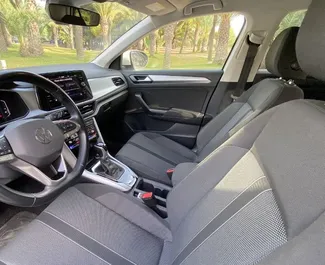 Volkswagen T-Roc 2024 的 Petrol 1.5L 发动机，在 在阿利坎特 出租。