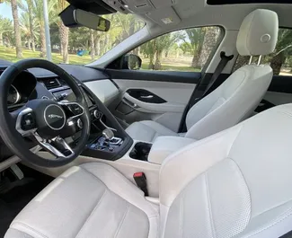 Jaguar F-PACE 2022 搭载 Front drive 系统，在阿利坎特 可用。