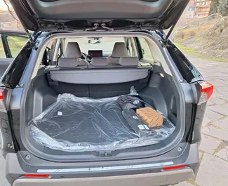 在 在格鲁吉亚 租赁 Toyota Rav4 2024 汽车，特点包括 ✓ 使用 Hybrid 燃料和 180 马力 ➤ 起价 140 GEL 每天。