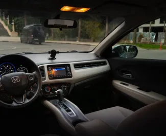 Honda HR-V 内饰，在格鲁吉亚 出租。一辆优秀的 5 座位车，配备 Automatic 变速箱。