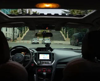 Subaru Impreza 内饰，在格鲁吉亚 出租。一辆优秀的 5 座位车，配备 Automatic 变速箱。