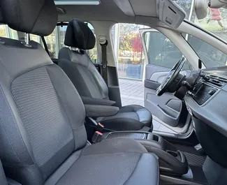 Citroen C4 Grand Picasso 2021 的 Diesel 1.6L 发动机，在 在巴塞罗那 出租。