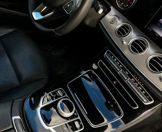 Mercedes-Benz E-Class 2017 的 Petrol 2.0L 发动机，在 在明斯克 出租。