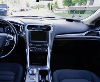 Ford Fusion Sedan 2017 的 Petrol 1.5L 发动机，在 在明斯克 出租。