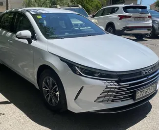 在 在阿塞拜疆 租赁 BYD Destroyer 05 2025 汽车，特点包括 ✓ 使用 Petrol 燃料和 290 马力 ➤ 起价 56 AZN 每天。