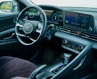 Hyundai Elantra 内饰，在哈萨克斯坦 出租。一辆优秀的 5 座位车，配备 Automatic 变速箱。