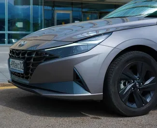 Hyundai Elantra 2022 的 Petrol 1.6L 发动机，在 在阿拉木图 出租。