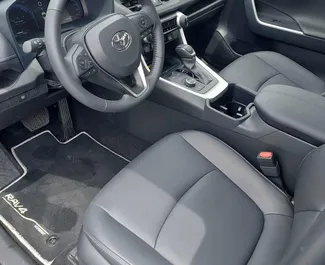 在 在格鲁吉亚 租赁 Toyota Rav4 2024 汽车，特点包括 ✓ 使用 Hybrid 燃料和 180 马力 ➤ 起价 140 GEL 每天。