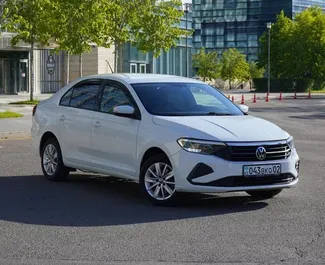 租赁 Volkswagen Polo Sedan 的正面视图，在阿拉木图, 哈萨克斯坦 ✓ 汽车编号 #15081。✓ Automatic 变速箱 ✓ 0 评论。
