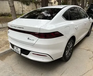 在 在阿塞拜疆 租赁 BYD Qin Plus 2025 汽车，特点包括 ✓ 使用 Petrol 燃料和 290 马力 ➤ 起价 56 AZN 每天。