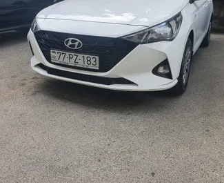 在 在阿塞拜疆 租赁 Hyundai Accent 2024 汽车，特点包括 ✓ 使用 Petrol 燃料和 120 马力 ➤ 起价 26 AZN 每天。