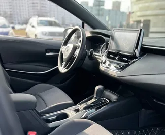 Toyota Corolla Sedan 2020 的 Hybrid 1.8L 发动机，在 在明斯克 出租。