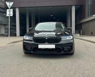 在 在白俄罗斯 租赁 BMW G30 2018 汽车，特点包括 ✓ 使用 Diesel 燃料和 184 马力 ➤ 起价 103 USD 每天。
