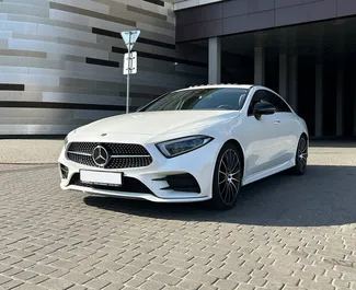 在 在白俄罗斯 租赁 Mercedes-Benz CLS-Class 2018 汽车，特点包括 ✓ 使用 Diesel 燃料和 245 马力 ➤ 起价 125 USD 每天。