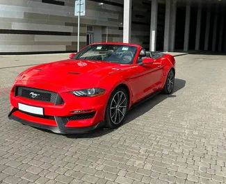 在 在白俄罗斯 租赁 Ford Mustang Cabrio 2018 汽车，特点包括 ✓ 使用 Petrol 燃料和 317 马力 ➤ 起价 133 USD 每天。