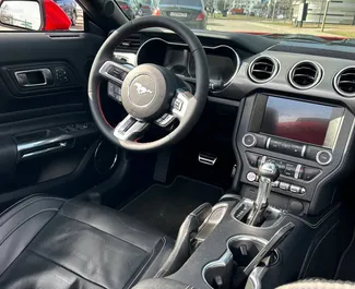 Ford Mustang Cabrio 2018 的 Petrol 2.3L 发动机，在 在明斯克 出租。