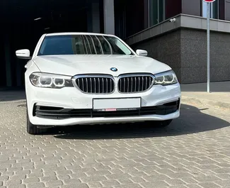 租赁 BMW G30 的正面视图，在明斯克, 白俄罗斯 ✓ 汽车编号 #15034。✓ Automatic 变速箱 ✓ 0 评论。